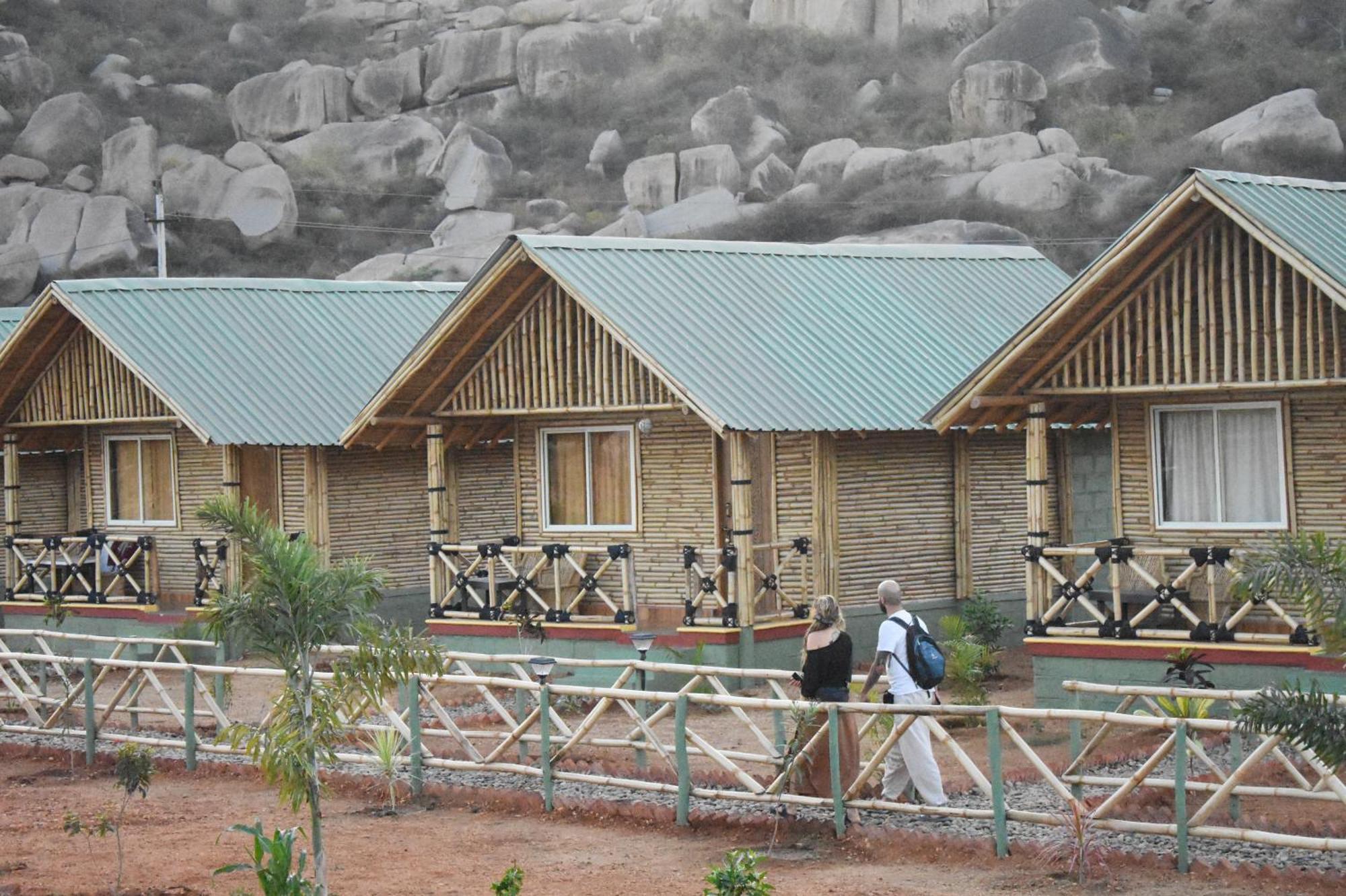 Mowgli'S Cafe Hampi & Guest House Exterior photo