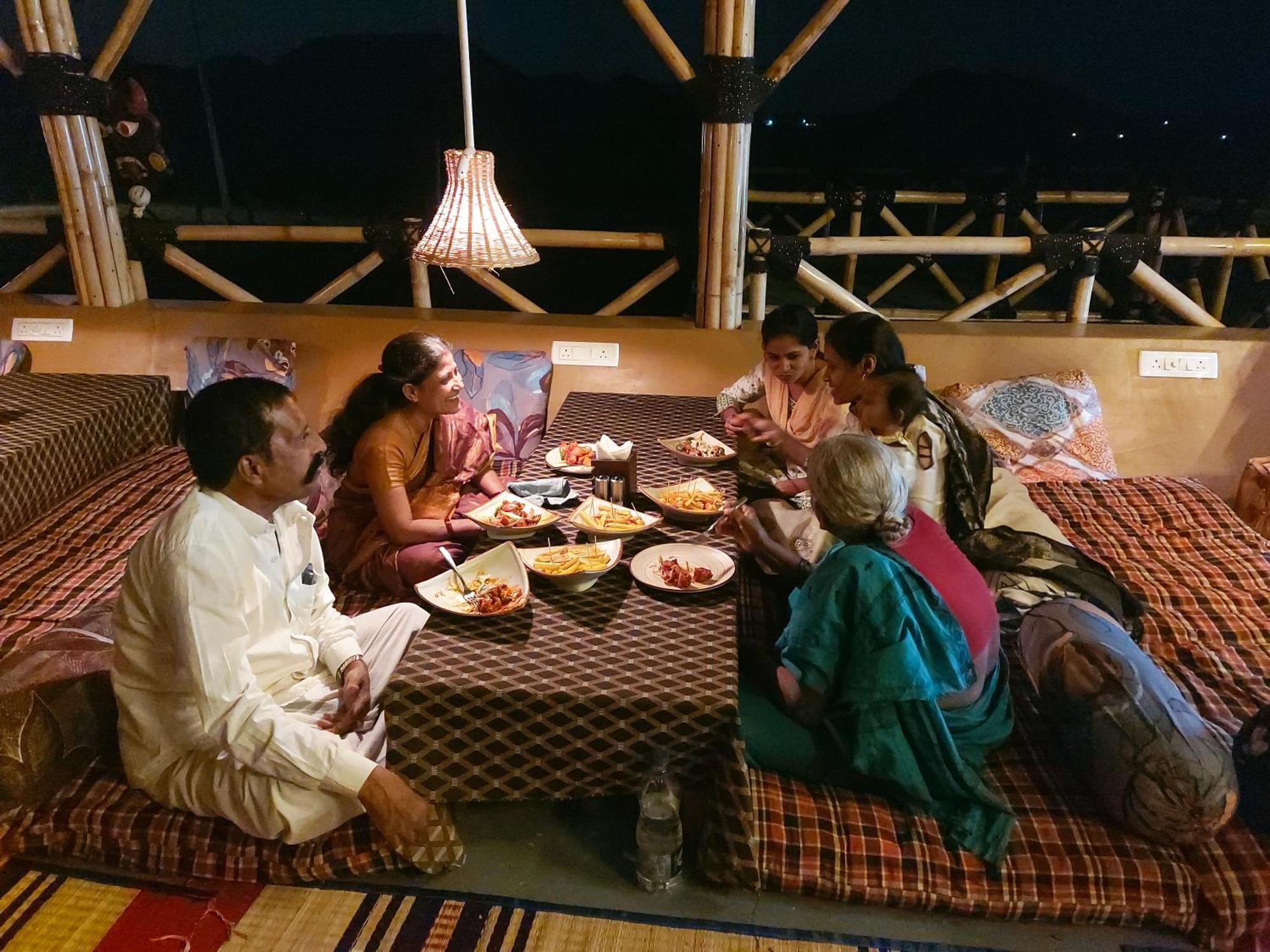Mowgli'S Cafe Hampi & Guest House Exterior photo