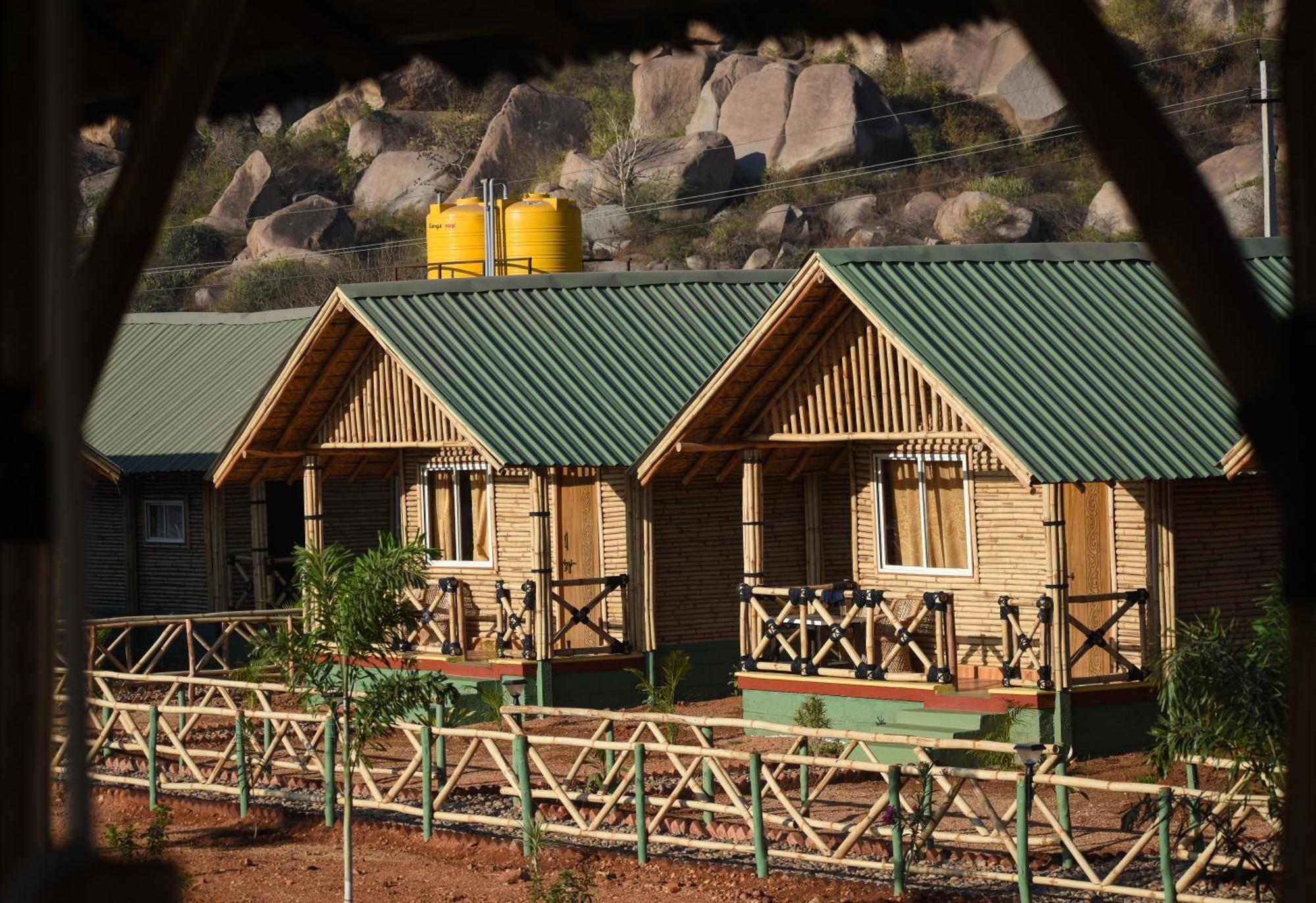 Mowgli'S Cafe Hampi & Guest House Exterior photo