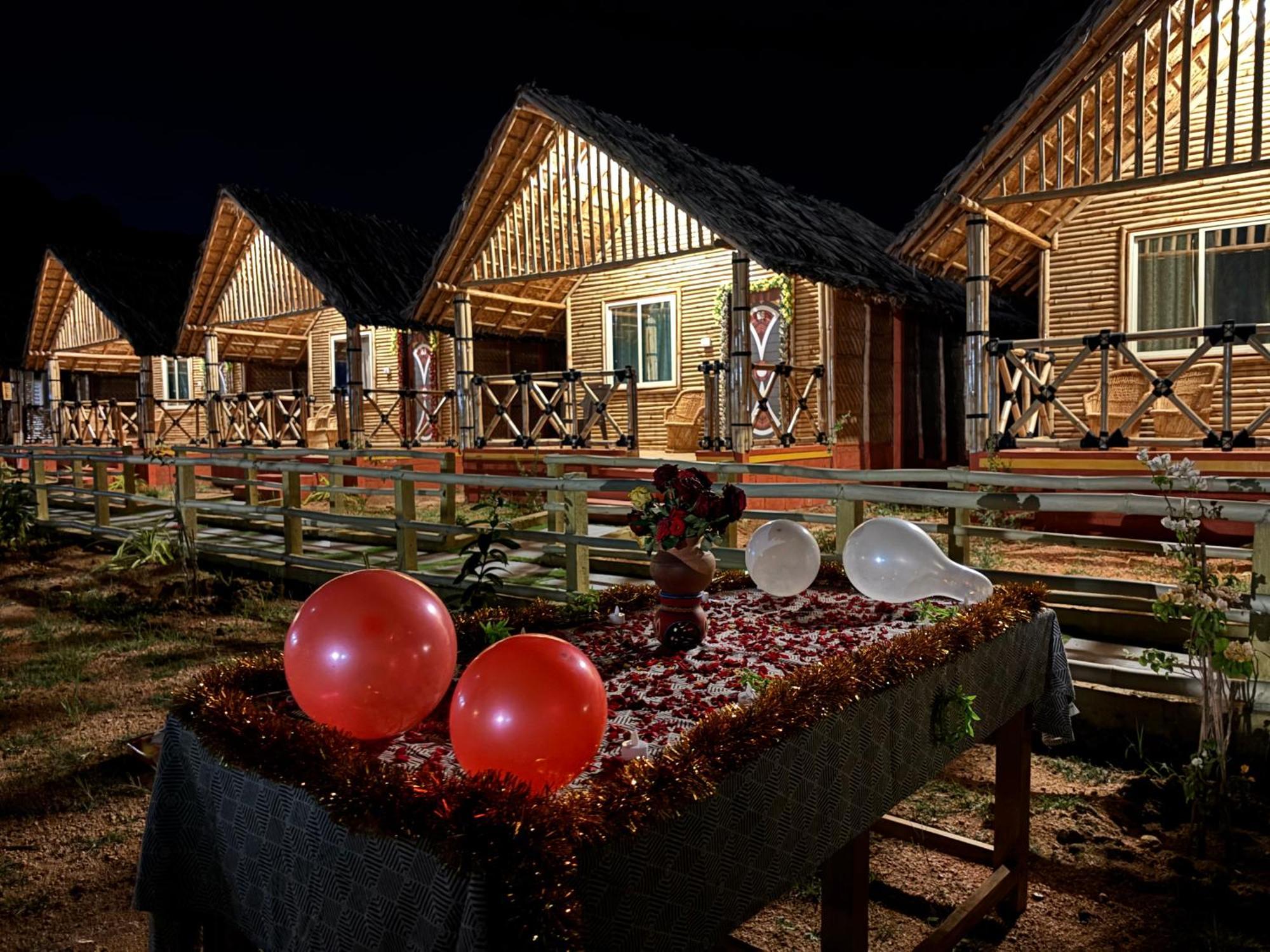 Mowgli'S Cafe Hampi & Guest House Exterior photo