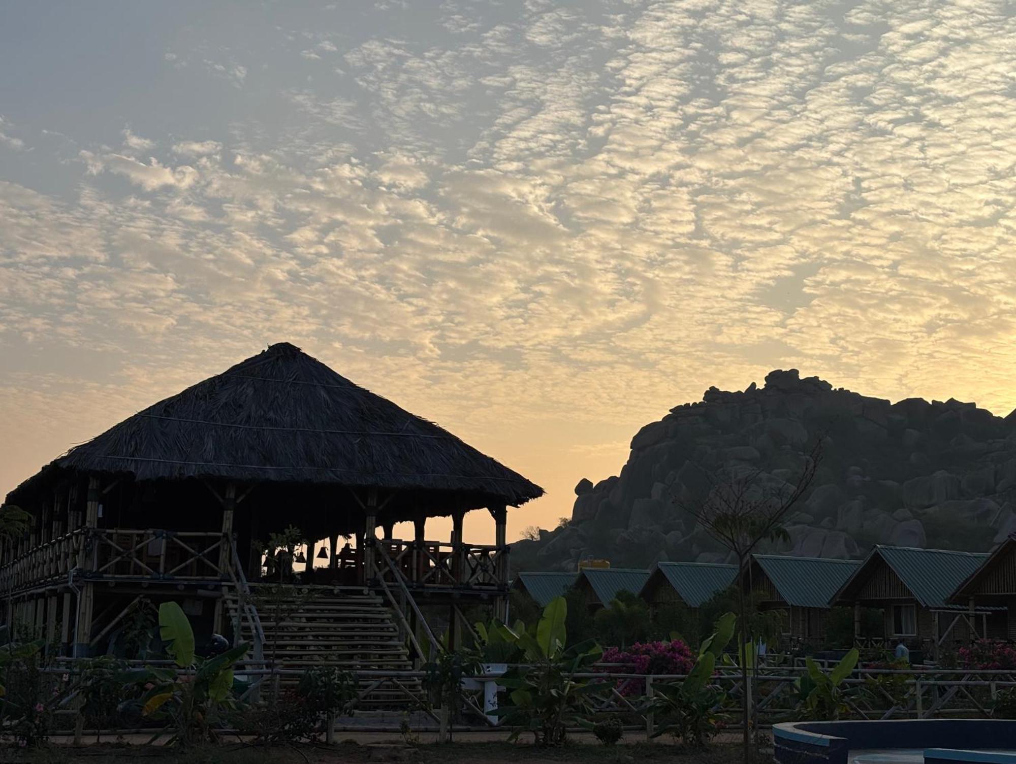 Mowgli'S Cafe Hampi & Guest House Exterior photo